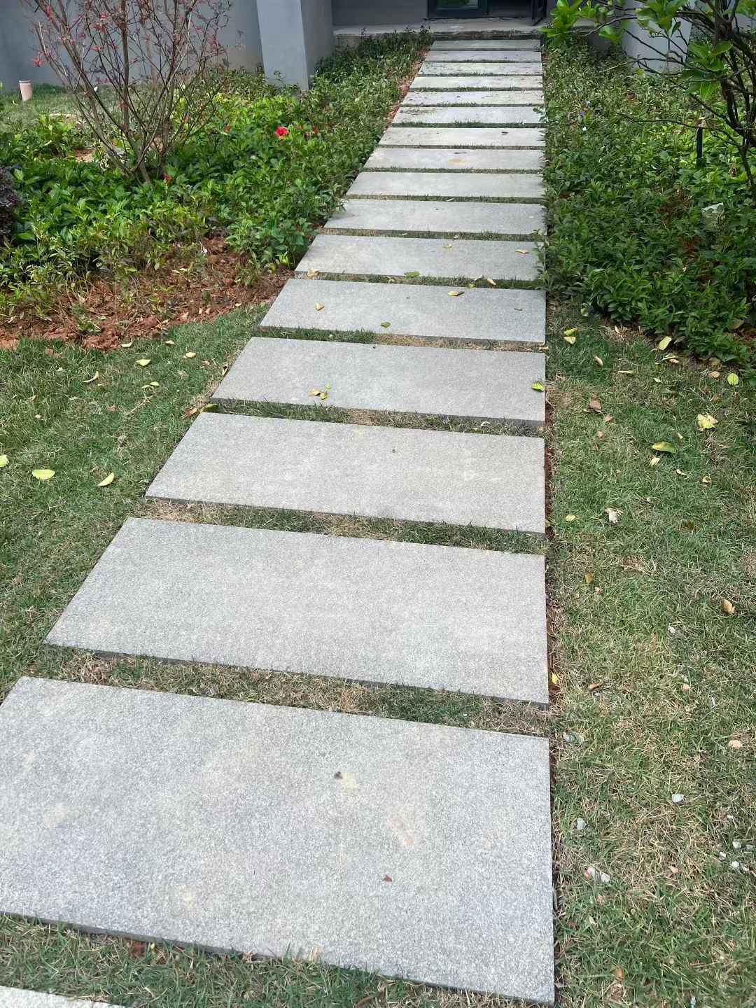 安庆 芝麻黑小区踏步、汀步石铺装效果